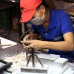 ホーチミンの螺鈿細工の工場で糸ノコギリで貝を加工する職人の写真｜ベトナム旅行