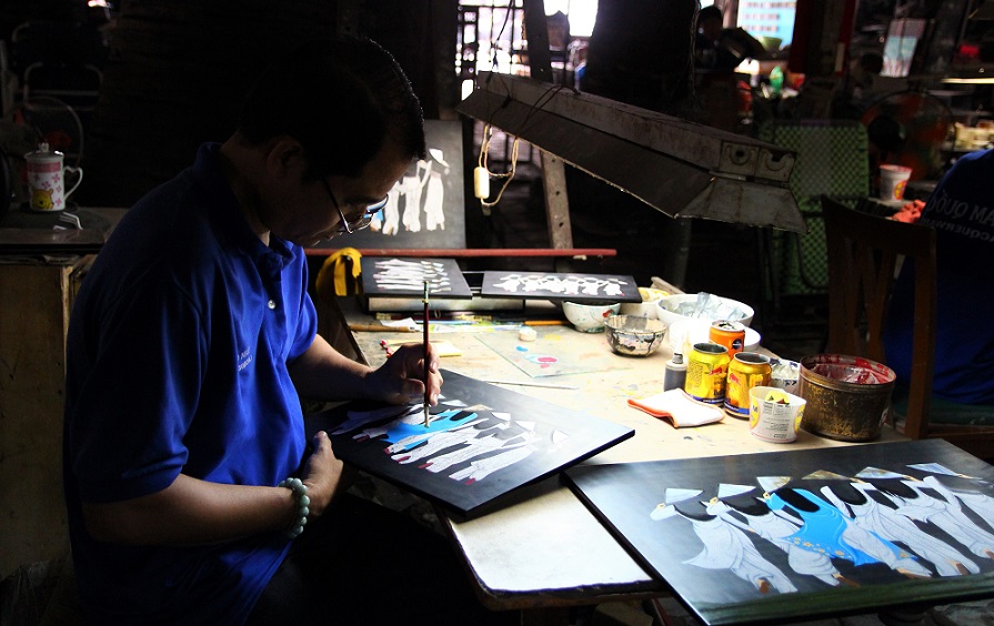 ホーチミンの螺鈿細工の工場で色を塗る職人の写真｜作り方の体験もできる｜ベトナム旅行