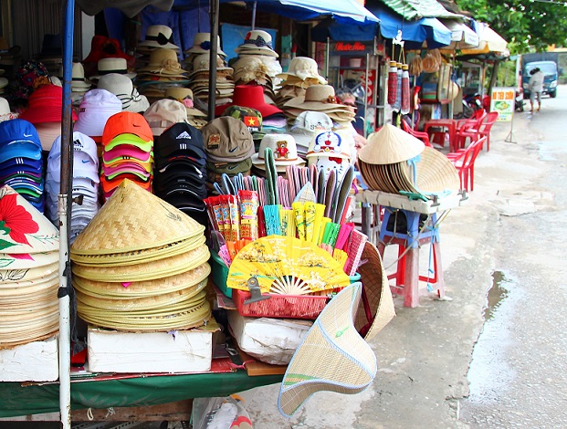 海外旅行中に帽子はお土産屋さんで買う。メンズ・レディース・子供用など種類も豊富に陳列している帽子店｜ベトナム