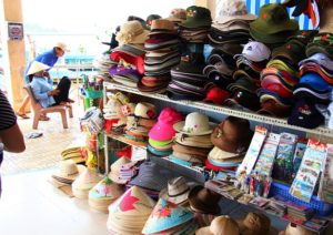 海外で帽子は、お土産屋さんに売ってます。メンズもレディースも子供用の帽子も豊富にあるし、サイズも豊富です｜ベトナム