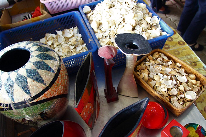 ホーチミンの螺鈿細工の工場で使われている材料の写真｜ベトナム旅行