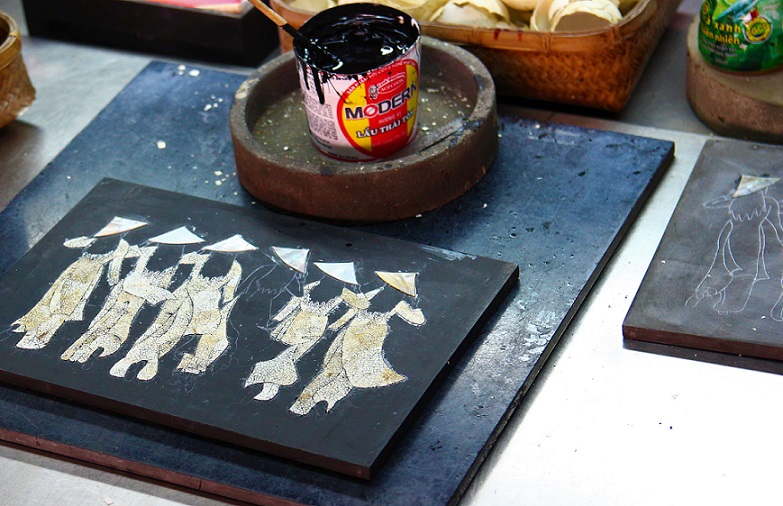 ホーチミン螺鈿細工の工場での漆塗りの工程の写真｜ベトナム旅行