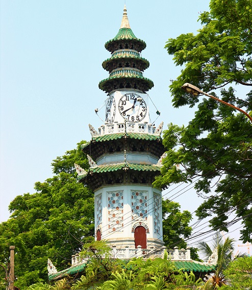 バンコクのお勧めスポット、ルンピ二ー公園のシンボルの時計台の写真【タイ旅行】