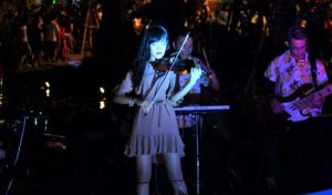 ハノイのホアンキエム湖のほとりでヴァイイオリンの生演奏をする女性【ベトナム旅行】