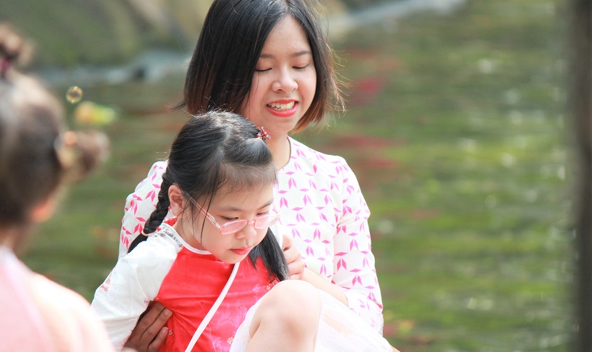 ハノイのホアンキエム湖で遊ぶ女の子と母親【ベトナム旅行】