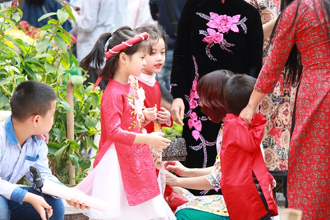 ハノイのホアンキエム湖で遊ぶ民族衣装を着た女の子たち【ベトナム旅行】