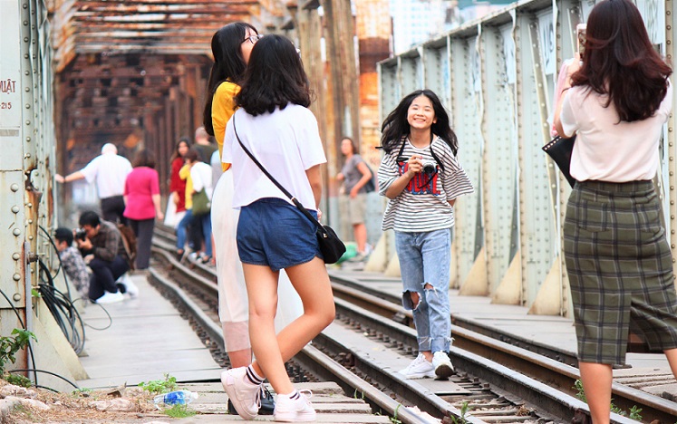ハノイのお勧めスポット、ロンビエン橋で記念撮影をする若い女性たち【ベトナム旅行】