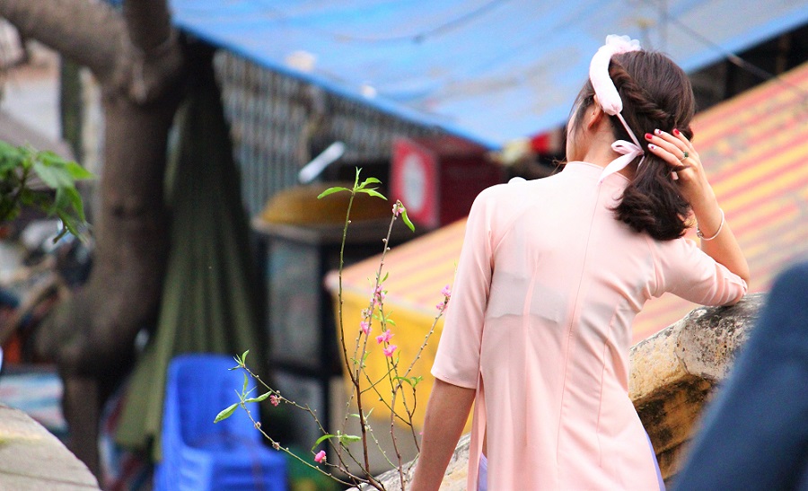 ハノイのお勧めスポット、ロンビエン橋で記念撮影をする花嫁衣装を着たベトナム人女性【ベトナム旅行】