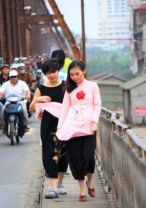 ハノイのお勧めスポット、ロンビエン橋の横の歩道を歩くアオザイを着た女性【ベトナム旅行】