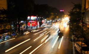ハノイの夜景｜大量の自動車とバイクが喧騒を醸し出す【ベトナム旅行】