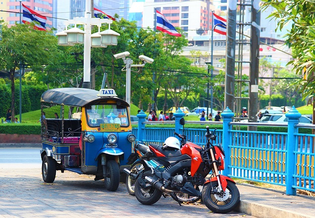バンコクの癒しスポット、ルンピ二ー公園の前に停まるトゥクトゥク【タイ旅行】
