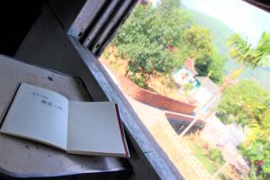 列車でベトナム統一鉄道の旅をする｜ディーゼル列車のハノイ行きの車両の車窓からベトナムの景色を見る【ベトナム旅行】