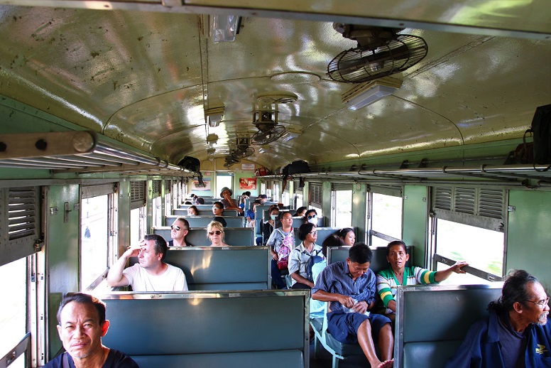 海外列車ファンが旅をする｜タイ国鉄で楽しむ｜リアルな車窓を見るのは鉄道博物館以上の興奮が！運行状況は事前に確認しよう