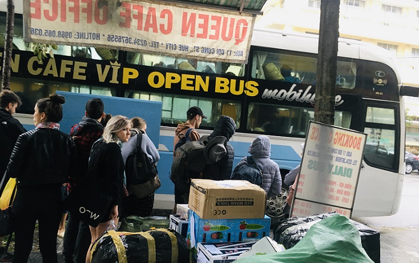 フエから乗り継いで、ホーチミン行きのバスに乗り換える欧米系の観光客たちの写真。