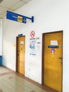 タイとマレーシアの国境のパダンベサール駅のトイレの写真