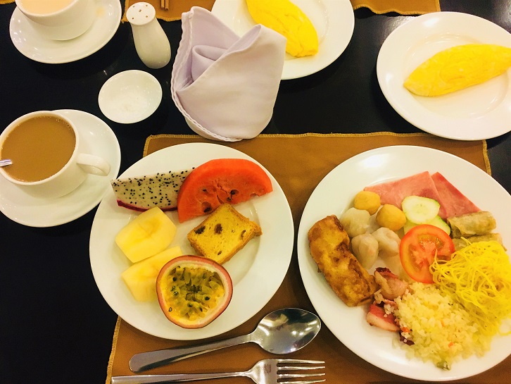 ハノイからフエに早朝に着いた日に食べたホテルの朝食の写真