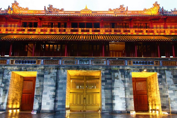 荘厳なフエの王宮の正門、ベトナム世界遺産お勧めの旅