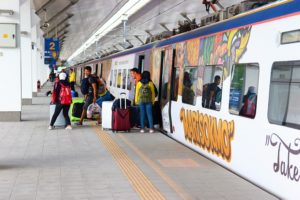 クアラルンプールからパダンベサール駅に到着した電車と旅行客の写真