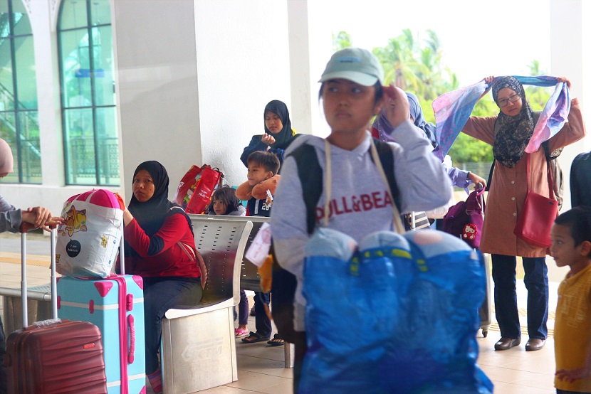 クアラルンプールから国境のパダンベサール駅に着いたマレーシア人の写真