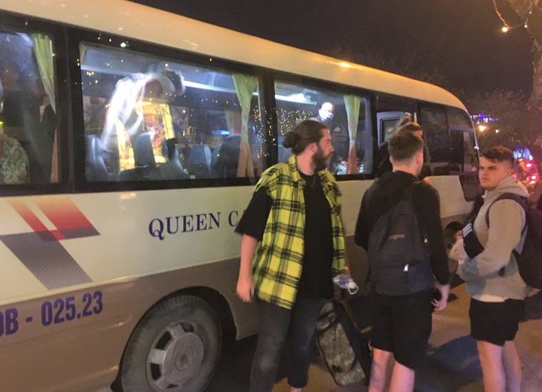 フエ行きバスの迎えのマイクロバスの写真。これに乗って乗客が集められる