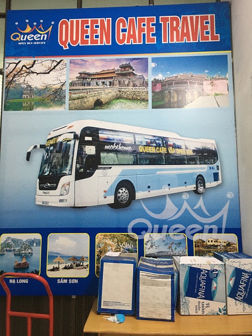 ベトナムの全域にバスを走らせている、クイーンカフェバスの看板の写真。
