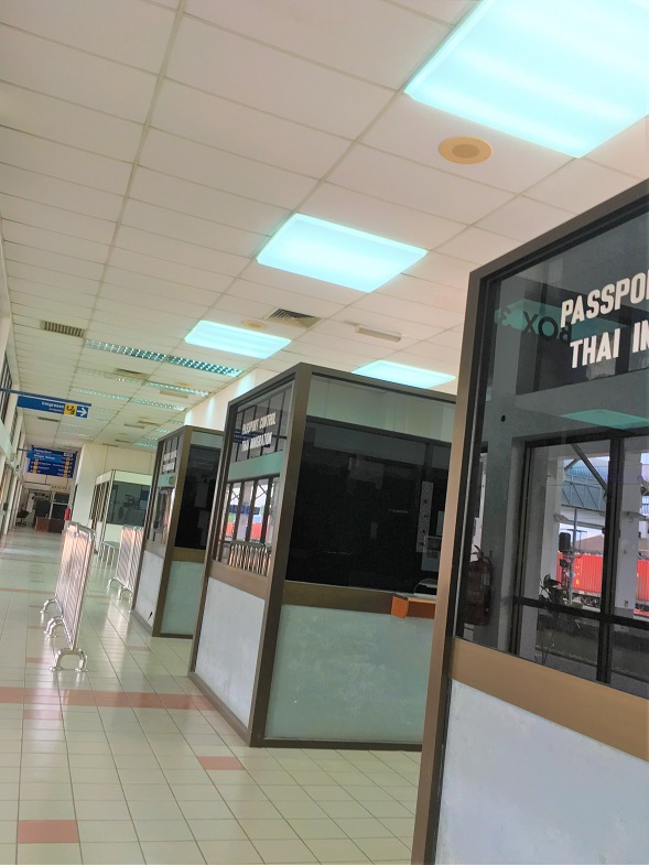タイとマレーシアの国境のパダンベサール駅のタイ側のイミグレの写真