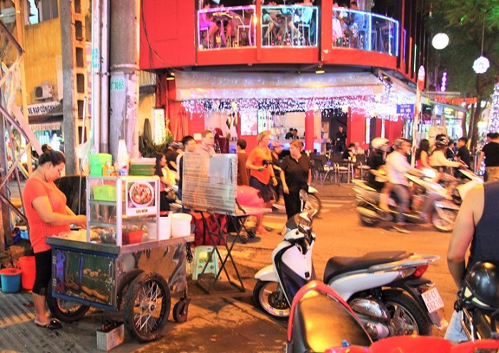 ベトナムの日本人向けド定番夜遊びスポットが集中するホーチミンのブイヴィエン通りの写真