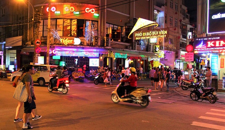 日本人向け定番夜遊びスポットが集中するベトナムのホーチミンのブイヴィエン通りの女性の写真