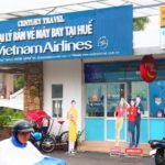 フエのフーン川横の郵便局とベトナム航空の代理店の写真