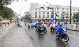 世界遺産フエのチュンティエン橋の入口を走るバイクの写真｜ベトナム旅行
