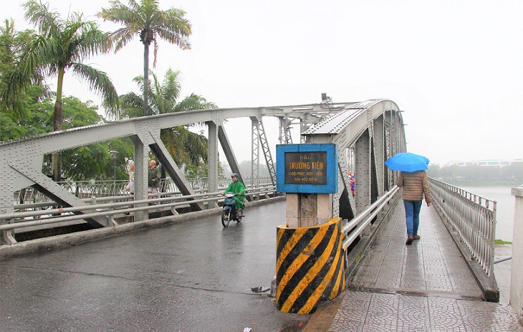 フエのチュンティエン橋をサイゴンモリンホテルから王宮側へ歩いて渡る｜ベトナム旅行