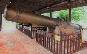 世界遺産フエの王宮の城門前に展示されている大砲の写真