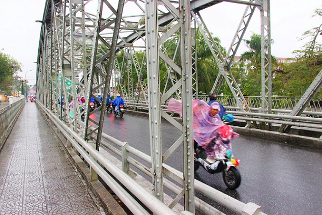 世界遺産フエのチュンティエン橋を走るバイクの写真｜ベトナム旅行