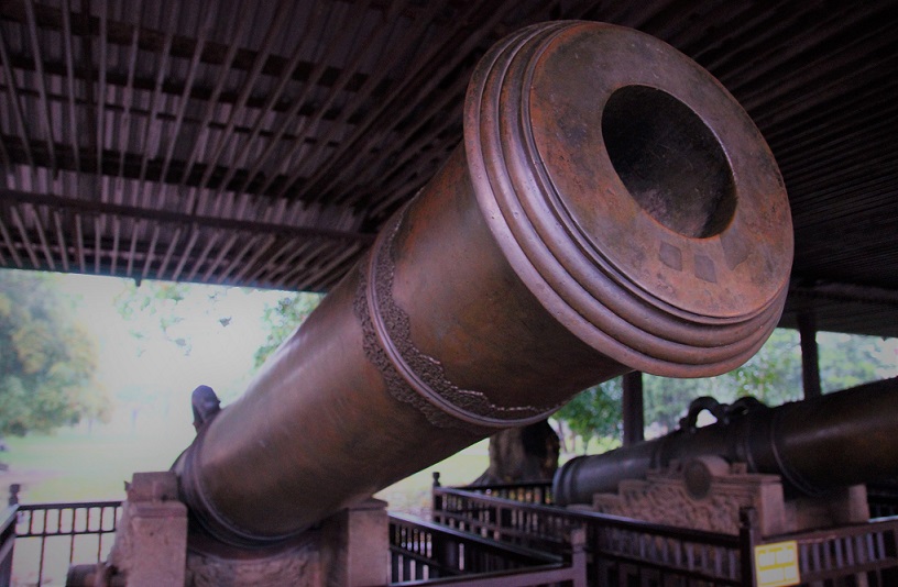 ベトナム戦争で使用された大砲の写真｜今も世界遺産フエの王宮に展示されている