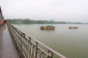 世界遺産フエのチュンティエン橋からフーン川を走る船を撮影した写真｜ベトナム旅行