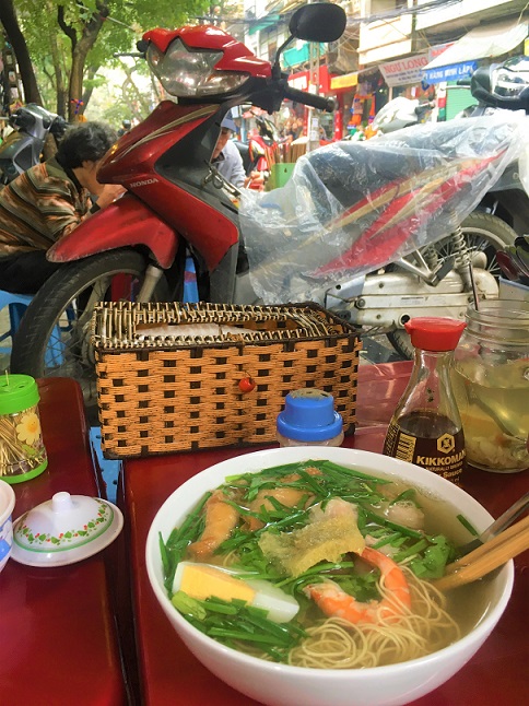 ハノイで一番安くて旨いミーヴァンタン店の海鮮ラーメン｜【ベトナム旅行B級グルメ】
