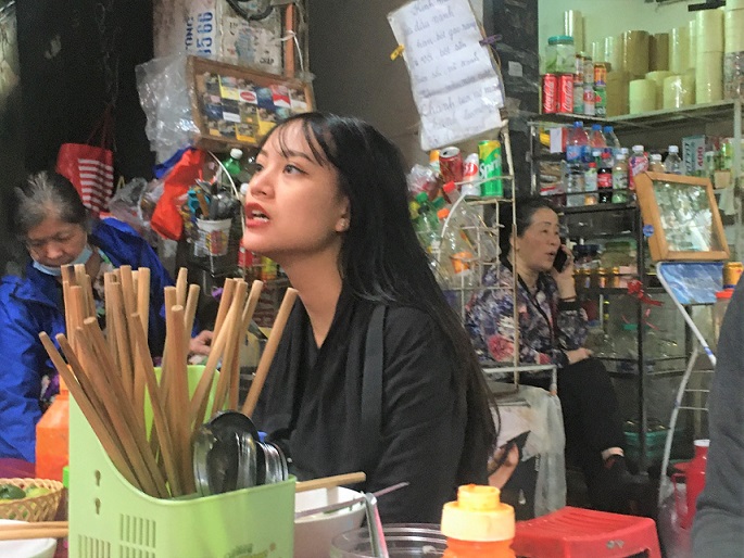 ハノイの名物、海鮮ラーメンのお店で注文する女性｜格安で美味しいベトナム料理があちこちで食べられる【ベトナム旅行】
