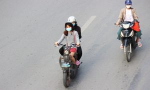 ハノイの街を走るバイクに乗った若い女性の写真｜ベトナム旅行で美味しいラーメンを探す