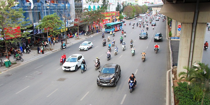 ベトナムのハノイの街を走る自動車とバイクの写真｜ベトナム旅行