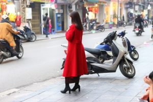 ハノイの旧市街を歩くオシャレなコートを着た女性【ベトナム旅行】