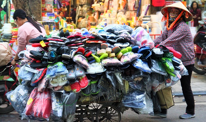 ハノイの旧市街で大八車で行商して暮らすベトナム人女性【ベトナム旅行】