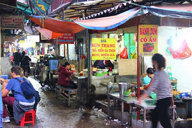 ハノイの下町の食堂街で食事をするベトナム人【ベトナムB級グルメ旅行】