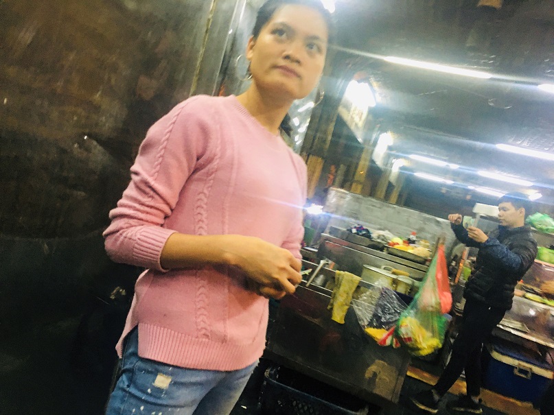 日本人にもお勧めのハノイ旧市街の定番お買い物スポットのドンスアン市場の食堂の店員の気さくな女性の写真｜ベトナム旅行