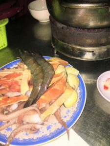 ハノイ旧市街のドンスアン市場の食堂で食べた激ウマシーフード鍋料理の写真｜ベトナム旅行