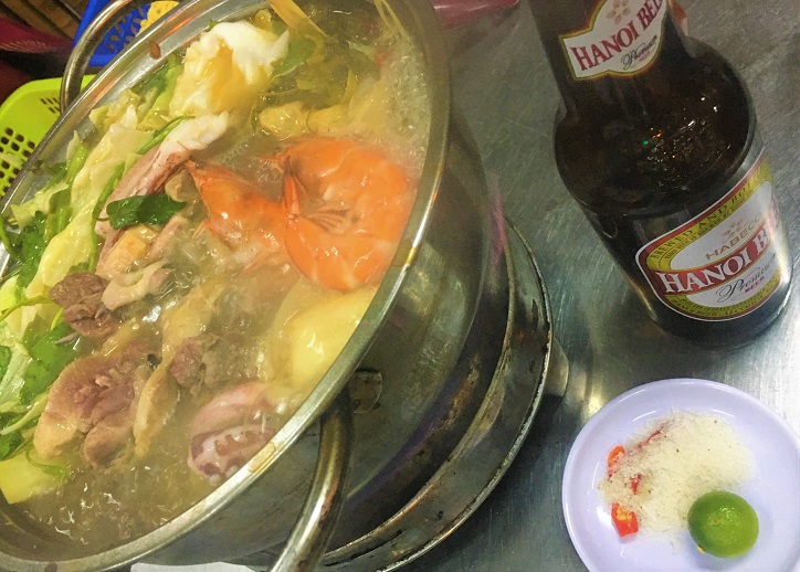 ベトナム旅行中にシーフード鍋料理とハノイビールを楽しんでいる写真｜ハノイにて