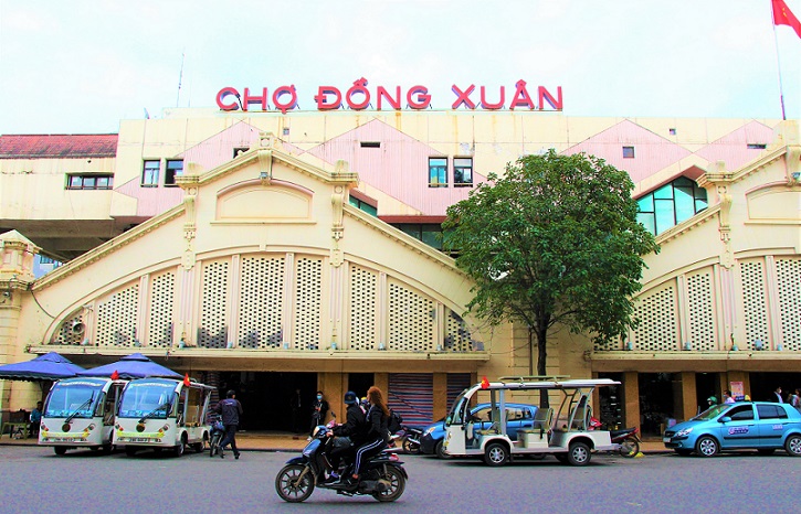 ハノイ旧市街ドンスアン市場の玄関に泊まる観光ツアー用の電気バス｜ベトナム旅行