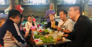 週末に食堂でお酒を飲みながら食事を囲むベトナム人達の写真