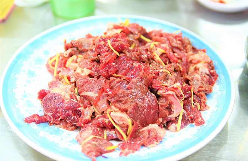 ベトナム旅行中にハノイの市場で食べた鍋料理に入れる究極の肉の写真