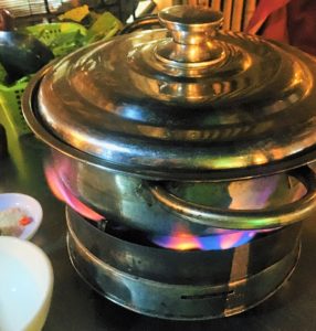 直火で熱するベトナム式の鍋料理の過熱方法｜ハノイドンスアン市場の食堂