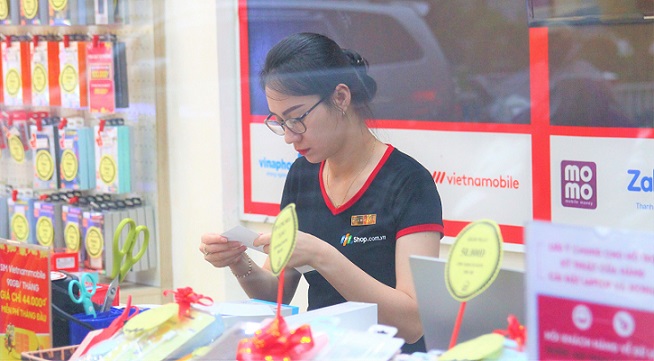 フエのスマホショップの若い女性店員｜べトナムでもインターネット利用が急速に拡大している
